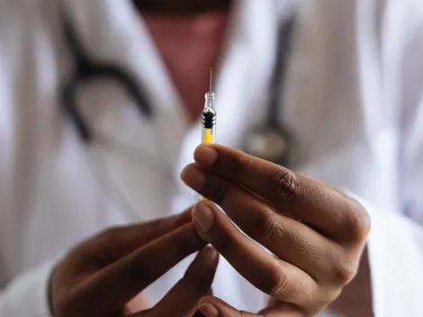 União de vacinas adaptadas de duas cepas pode aumentar proteção contra Covid