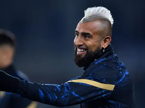 Atacante que joga na Europa posa em foto com Vidal e torcida do Flamengo faz apelo ao meia