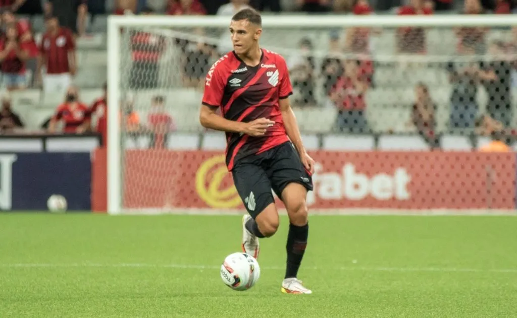 Lucas Fasson foi negociado com o futebol russo (Foto: Robson Mafra/AGIF)