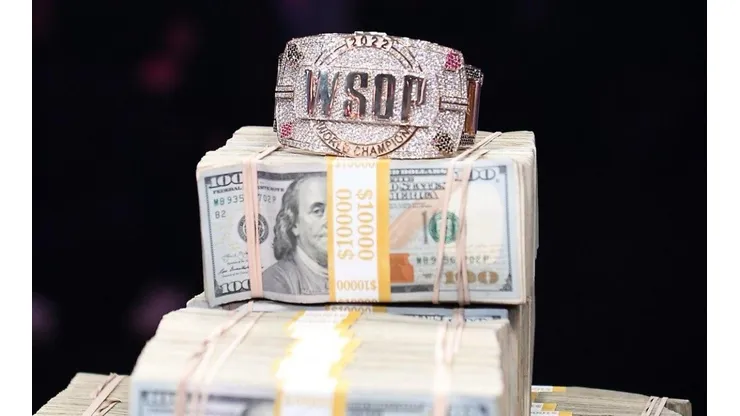 Bracelete destinado ao campeão do Main Event da WSOp 2022 (Foto: Reprodução Twitter oficial Ryan Butler @ButlerBets)