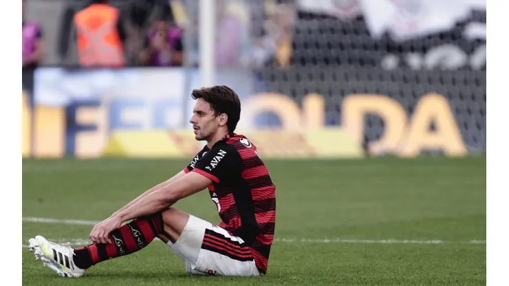 Rodrigo Caio saiu ainda no primeiro tempo em Flamengo x Corinthians (Foto: Ettore Chiereguini/AGIF)