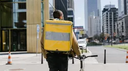 Jovem pede delivery e descobre que pedido foi parar na delegacia junto com motoboy