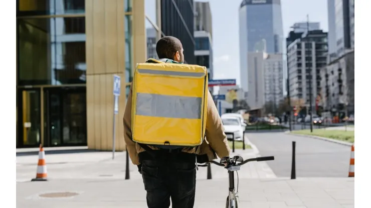 Jovem pede delivery e descobre que pedido foi parar na delegacia junto com motoboy