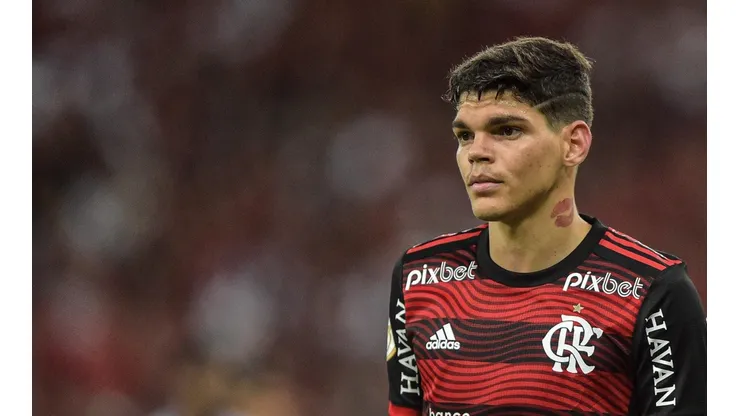 Thiago Ribeiro/AGIF/ Ayrton Lucas, Fabrício Bruno, Vitinho e +7; Dorival Júnior poupa alguns jogadores para o duelo contra o Corinthians.