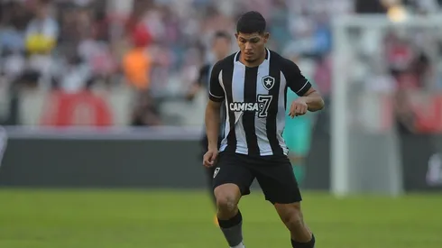 Thiago Ribeiro/AGIF/ Erison, Patrick de Paula e +9; Luís Castro projeta Botafogo para duelo contra o Cuiabá.