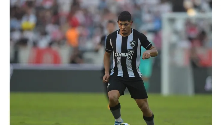 Thiago Ribeiro/AGIF/ Erison, Patrick de Paula e +9; Luís Castro projeta Botafogo para duelo contra o Cuiabá.