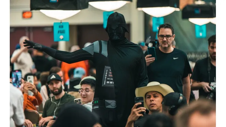 Phil Hellmuth se vestiu de Darth Vader na WSOP (Foto: Alec Rome/PokerNews)