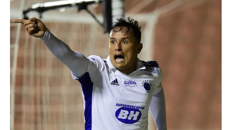 Foto: Mauro Horita - Edu reclama de marcação do bandeira que assinalou impedimento em gol contra Ituano