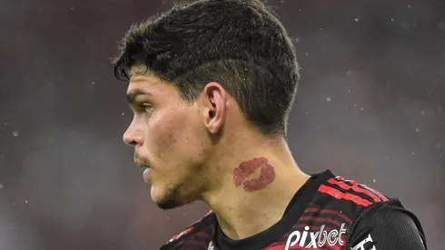 Ayrton Lucas 'pega pilha' com brincadeira de Marinho e vídeo viraliza na web