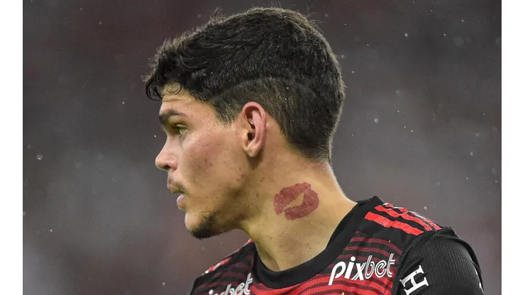Ayrton Lucas 'pega pilha' com brincadeira de Marinho e vídeo viraliza na web