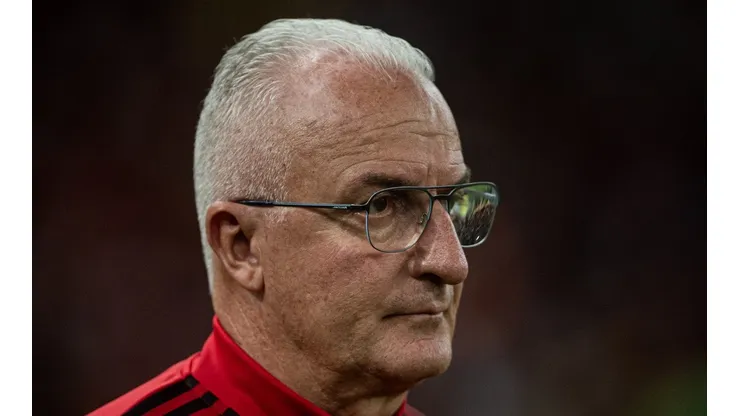 Foto: Thiago Ribeiro/AGIF - Dorival Júnior tem dado espaço a Lázaro, que estagnou sua renovação no Flamengo