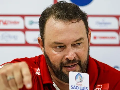 “Não tem os títulos que eu tenho”: Roberto Fernandes se compara a treinador da Série A