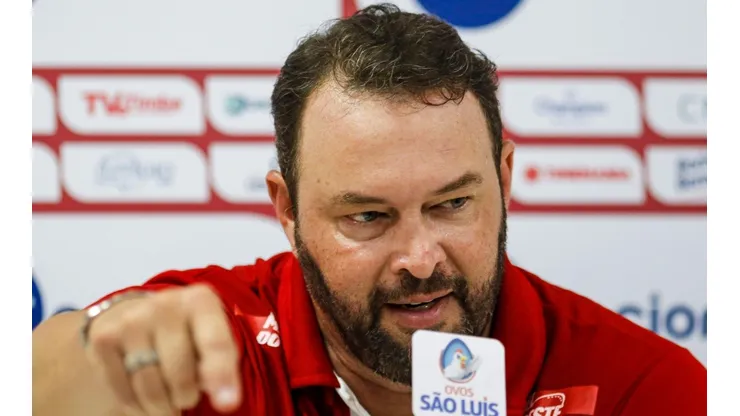 Foto: Rafael Vieira/AGIF - Roberto Fernandes comentou seu jeito mais explosivo à beira do gramado