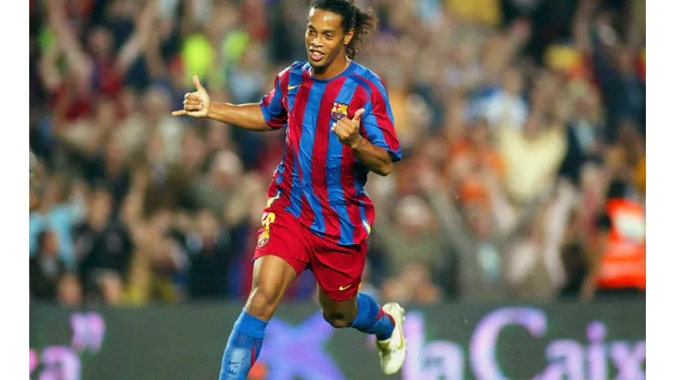 Ronaldinho viveu o auge da carreira no Barcelona e inspirou gerações, incluindo a do novo reforço do Clube