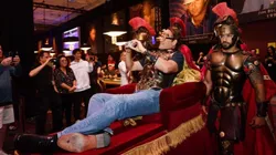 Vince Vaughn entrou na WSOP como imperador romano (Foto: Reprodução Twitter oficial Ryan Butler @ButlerBets)