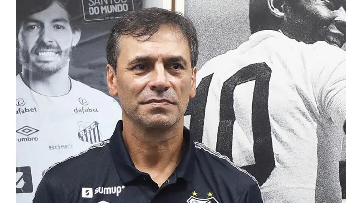 - Fabián Bustos está deixando o Santos