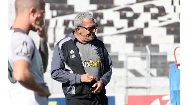 Foto: Flickr oficial da Ponte Preta - Hélio durante treino.
