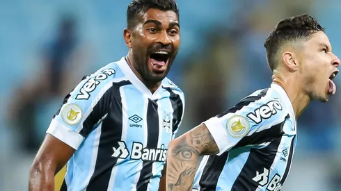 Foto: Pedro H. Tesch/AGIF - Thiago Santos e Diogo Barbosa são um dos que recebem mais hoje no Grêmio em meio à Série B