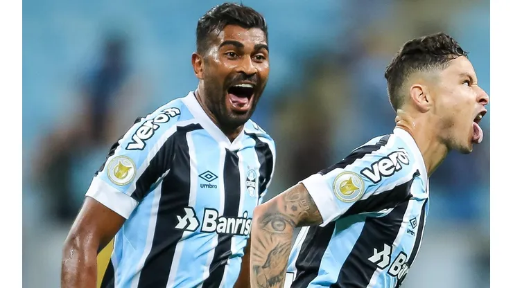 Foto: Pedro H. Tesch/AGIF - Thiago Santos e Diogo Barbosa são um dos que recebem mais hoje no Grêmio em meio à Série B