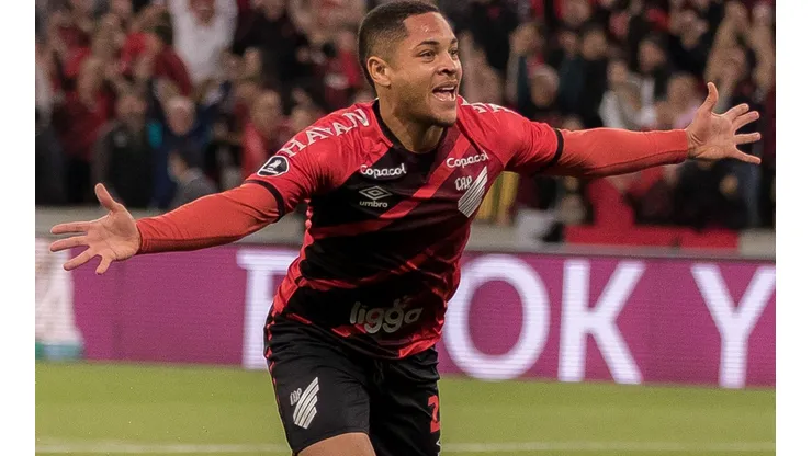 Robson Mafra/AGIF - Vitor Roque é exaltado no Athletico