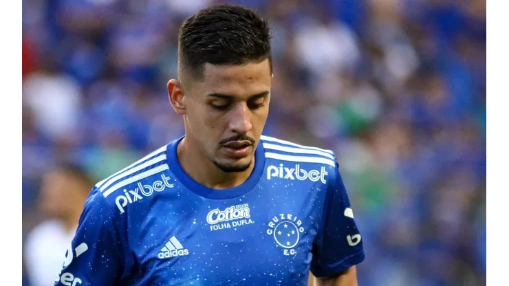 Foto: Fernando Moreno/AGIF - Neto Moura: volante está suspenso e desfalca o Cruzeiro
