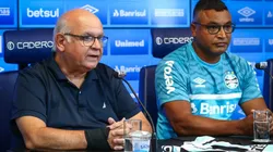 Foto: Lucas Uebel/Grêmio/Divulgação - Romildo Bolzan e Roger Machado: direção e comissão técnica avaliaram investida em defensor