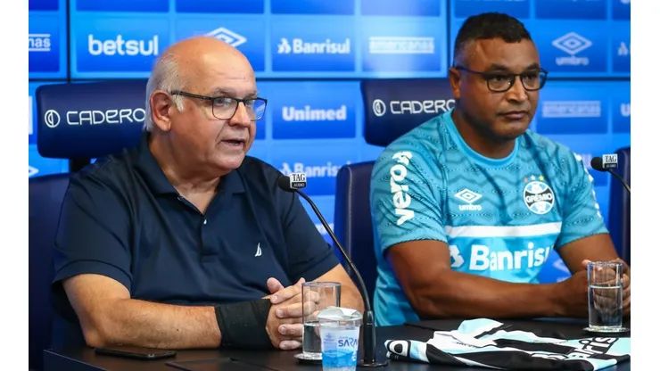 Foto: Lucas Uebel/Grêmio/Divulgação - Romildo Bolzan e Roger Machado: direção e comissão técnica avaliaram investida em defensor