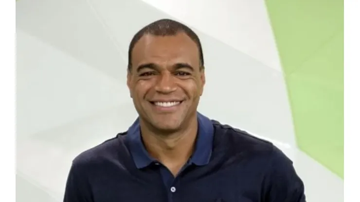 Foto: Reprodução / TV Bandeirantes - Denílson se rende a medalhão do Fluminense