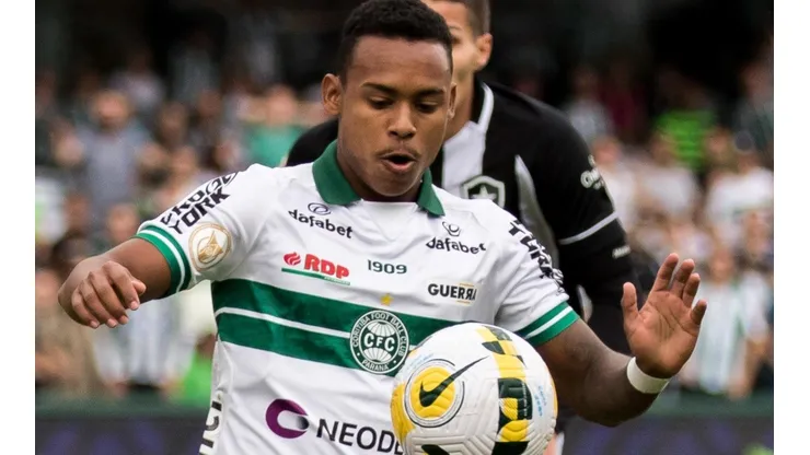 Foto: Robson Mafra/AGIF - Igor Paixão: atacante volta ao Coritiba no final de semana