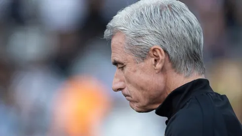 Jorge Rodrigues/AGIF - Luís Castro foi alvo de fortes críticas.