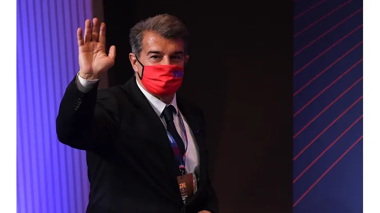 Foto de David Ramos/Getty Images | Laporta apontou De Jong como um dos melhores do mundo na posição