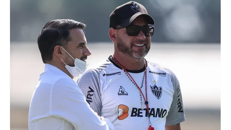 Foto: Pedro Souza / Atlético / Divulgação - Caetano e Turco: Atlético já está de olho no futuro de jovem meio-campista
