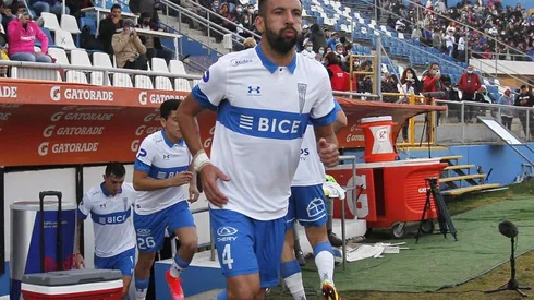 Isla não deixou saudades no Flamengo e já chamou a atenção da torcida após falhar pela Universidad Católica