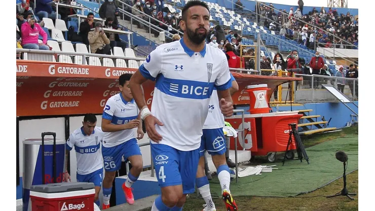 Isla não deixou saudades no Flamengo e já chamou a atenção da torcida após falhar pela Universidad Católica