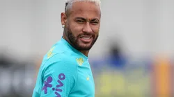 Foto: Alexandre Schneider/Getty Images | Neymar está com um pé fora do PSG