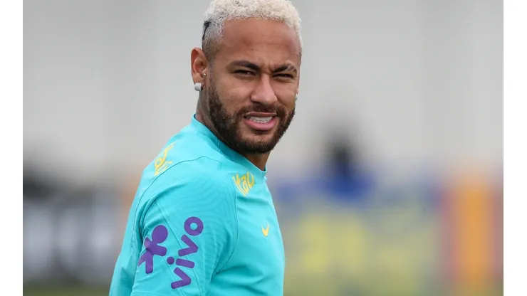 Foto: Alexandre Schneider/Getty Images | Neymar está com um pé fora do PSG
