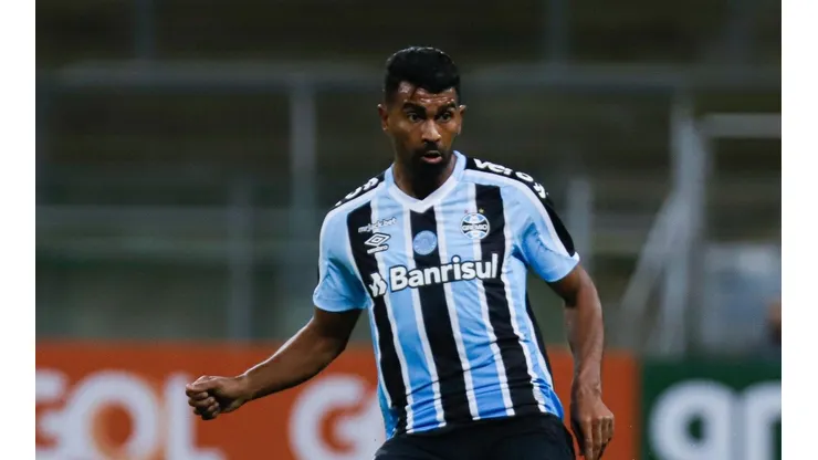 Foto: Maxi Franzoi/AGIF | Thiago Santos foi a escolha do Grêmio para o meio-campo