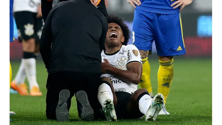 Foto: Alexandre Schneider/Getty Images - Willian saiu com muitas dores após cair sobre o ombro em duelo contra o Boca