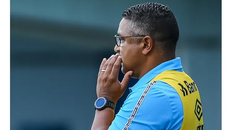 Foto: Pedro H. Tesch/AGIF - Roger Machado: técnico alterou o esquema do Grêmio contra o Londrina