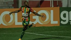 Agif/Heber Gomes - Jean Silva chega para reforçar Figueirense.