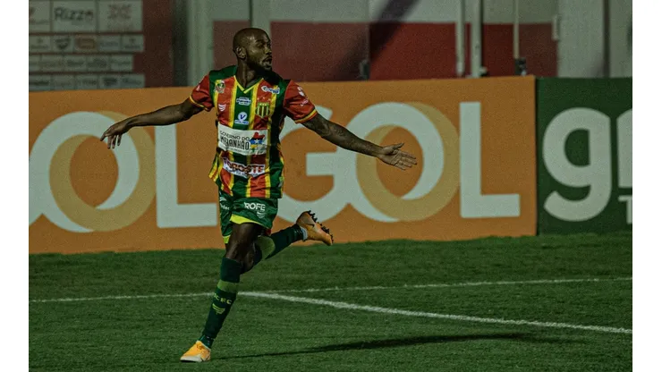 Agif/Heber Gomes - Jean Silva chega para reforçar Figueirense.