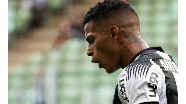Foto: Alessandra Torres/AGIF - Mailton vai por empréstimo para a Chape e, em troca, Galo deve receber joia do time catarinense