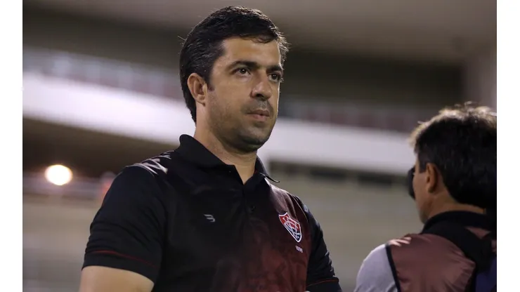 Agif/Itawi Albuquerque - João Burse aguarda reforços no Vitória.