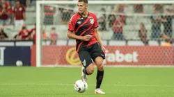 Lucas Fasson com a camisa do Athletico Paranaense (Foto: Robson Mafra/AGIF)