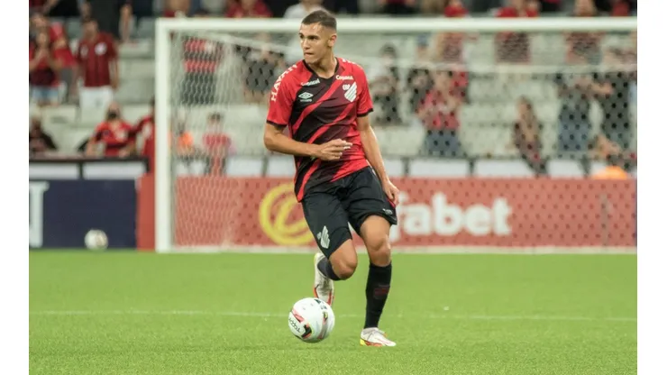 Lucas Fasson com a camisa do Athletico Paranaense (Foto: Robson Mafra/AGIF)