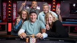 Eric Smidinger venceu o torneio Seniors da WSOP (Foto: Katerina Lukina/PokerNews)