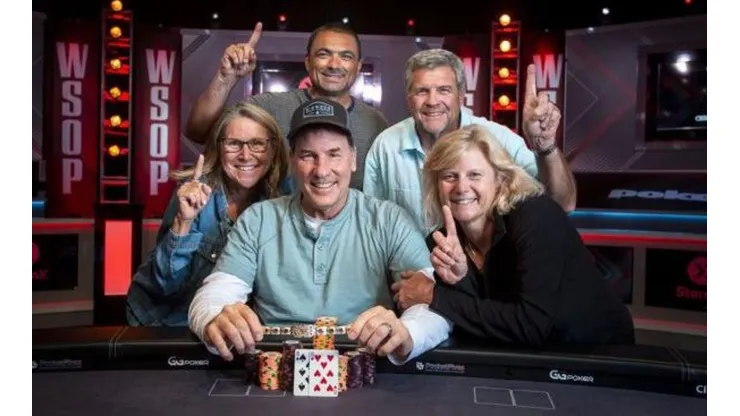 Eric Smidinger venceu o torneio Seniors da WSOP (Foto: Katerina Lukina/PokerNews)