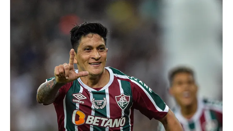Germán Cano e o seu tradicional "L", homenageando o filho Lorenzo, em um dos gols marcados pelo Fluminense