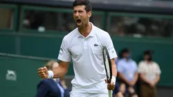 Mike Hewitt/Getty Images - Djoko segue em Wimblodon
