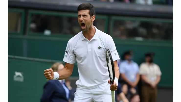 Mike Hewitt/Getty Images - Djoko segue em Wimblodon